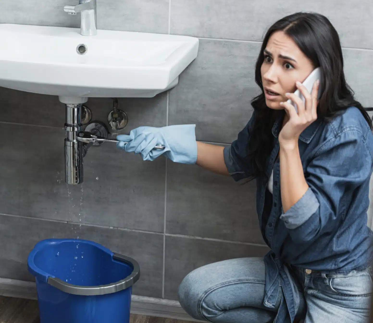 A girl tightening a tab leakage with her hand